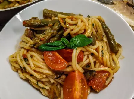 Спагетти со спаржей и овощами