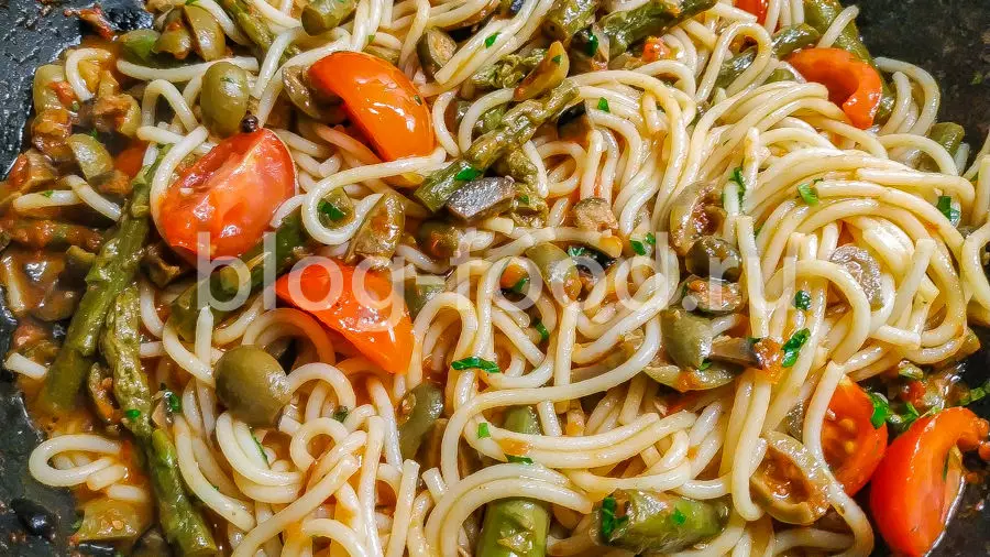 Спагетти со спаржей и овощами