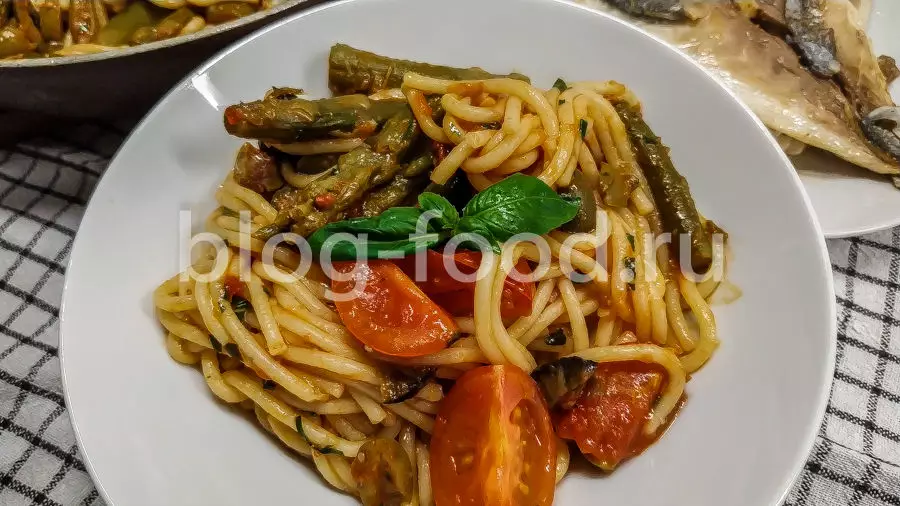 Спагетти со спаржей и овощами