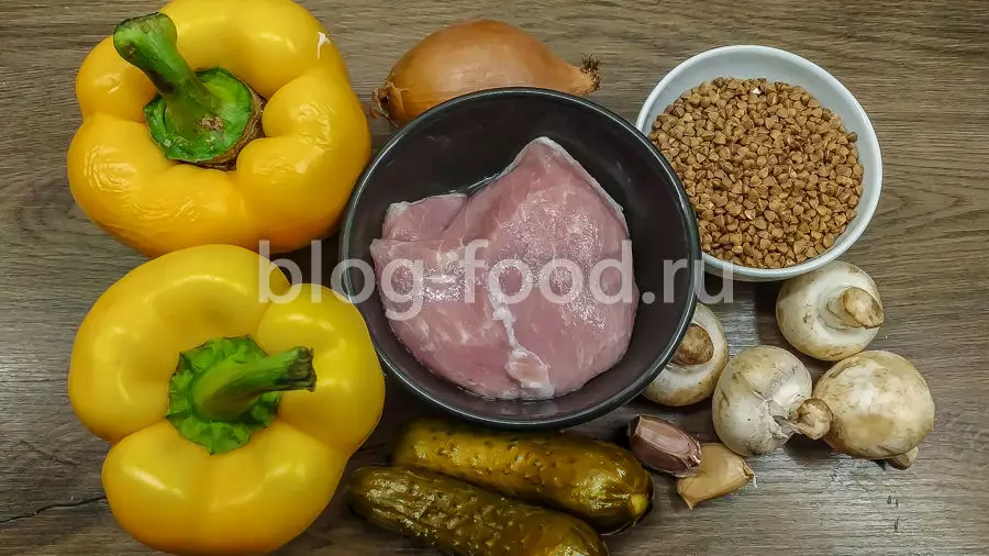 Перец, фаршированный гречкой, грибами и мясом