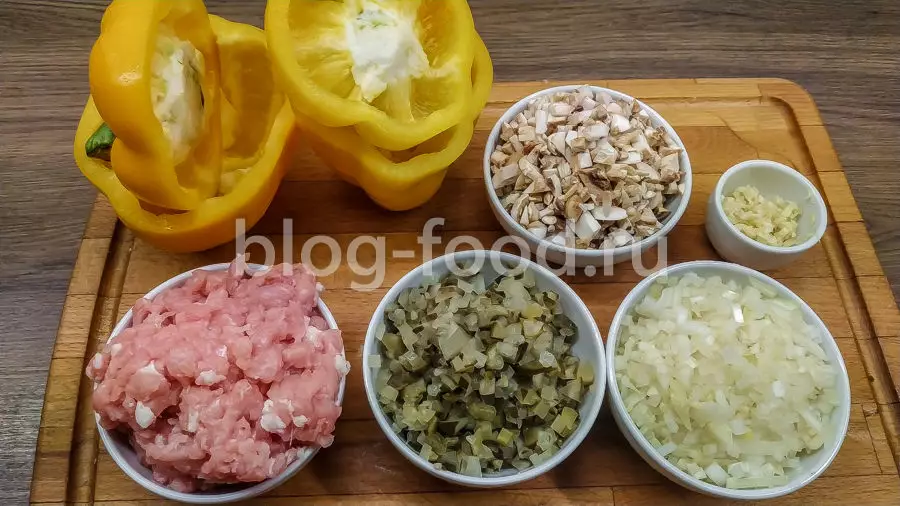Перец, фаршированный гречкой, грибами и мясом