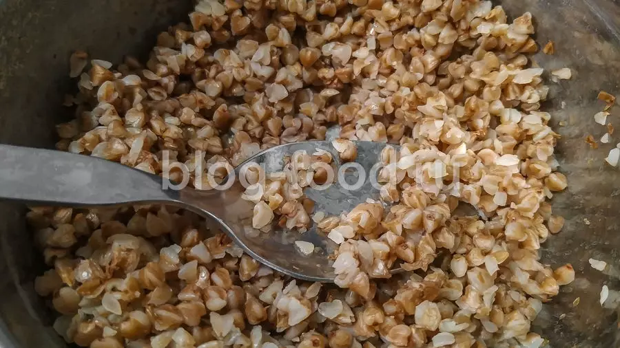 Перец, фаршированный гречкой, грибами и мясом