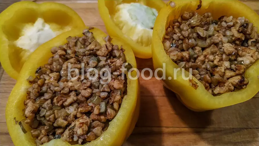 Перец, фаршированный гречкой, грибами и мясом