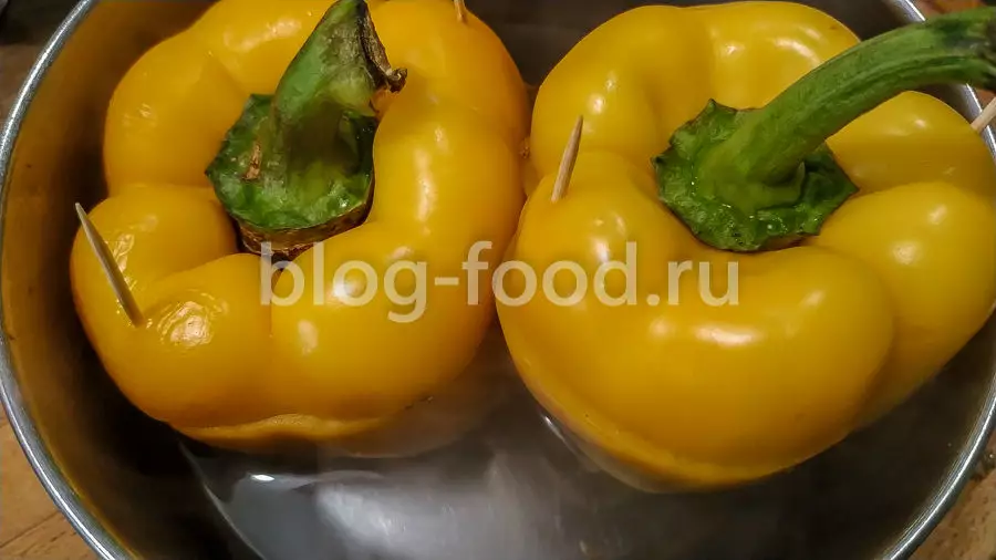 Перец, фаршированный гречкой, грибами и мясом