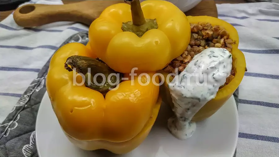 Перец, фаршированный гречкой, грибами и мясом