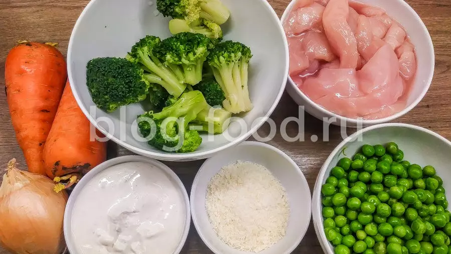 Курица с овощами в сметанном соусе