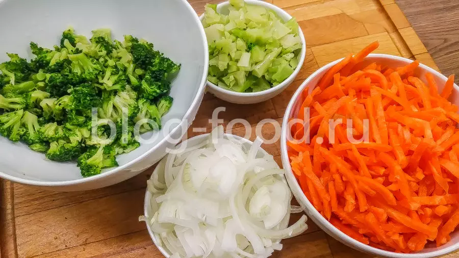 Курица с овощами в сметанном соусе