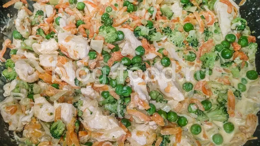 Курица с овощами в сметанном соусе