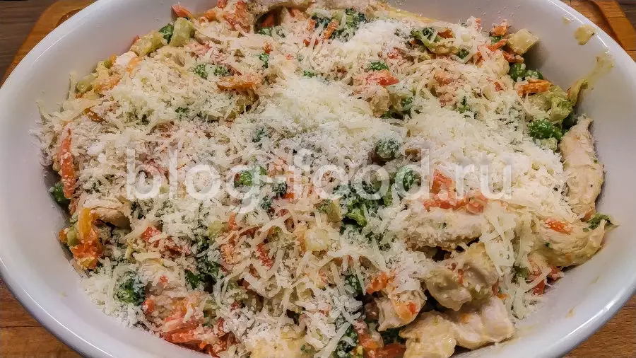 Курица с овощами в сметанном соусе
