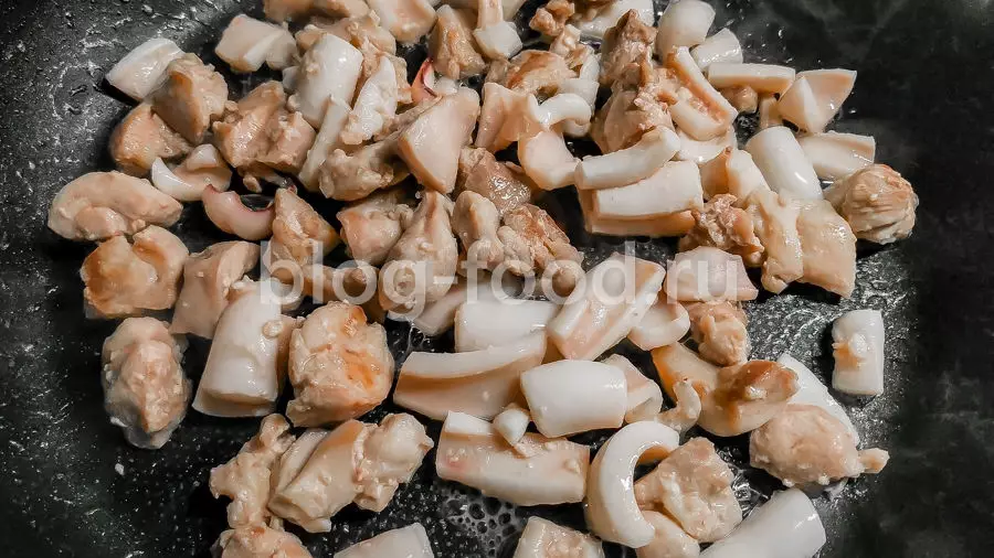 Паэлья с курицей и кальмарами
