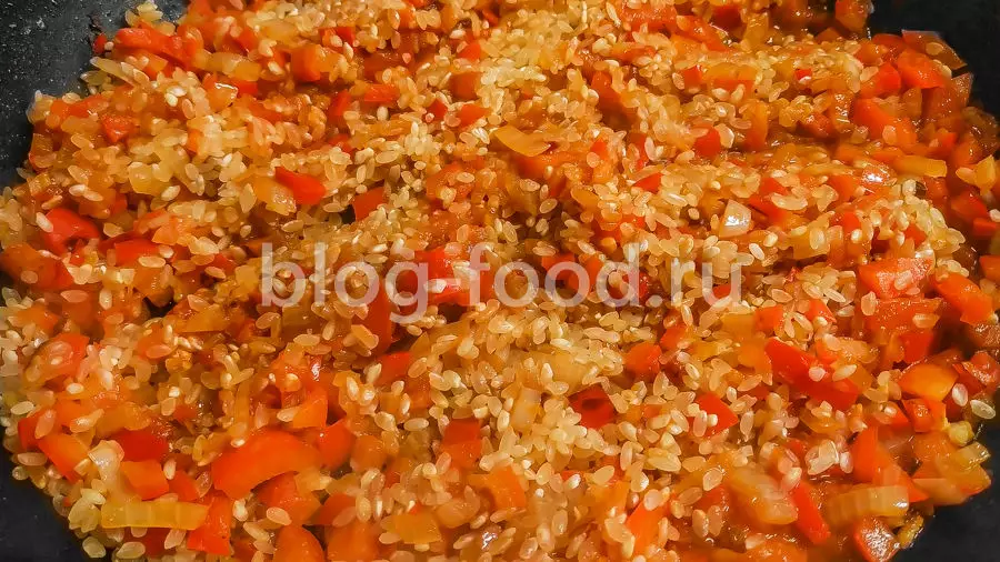 Паэлья с курицей и кальмарами