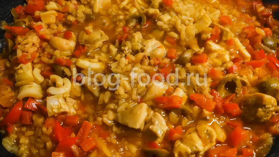 Паэлья с курицей и кальмарами