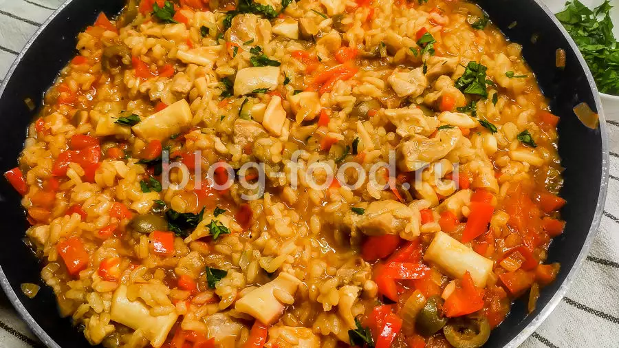 Паэлья с курицей и кальмарами
