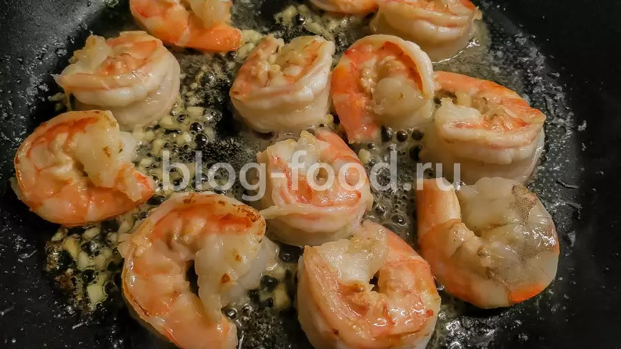 Паэлья с креветками и овощами