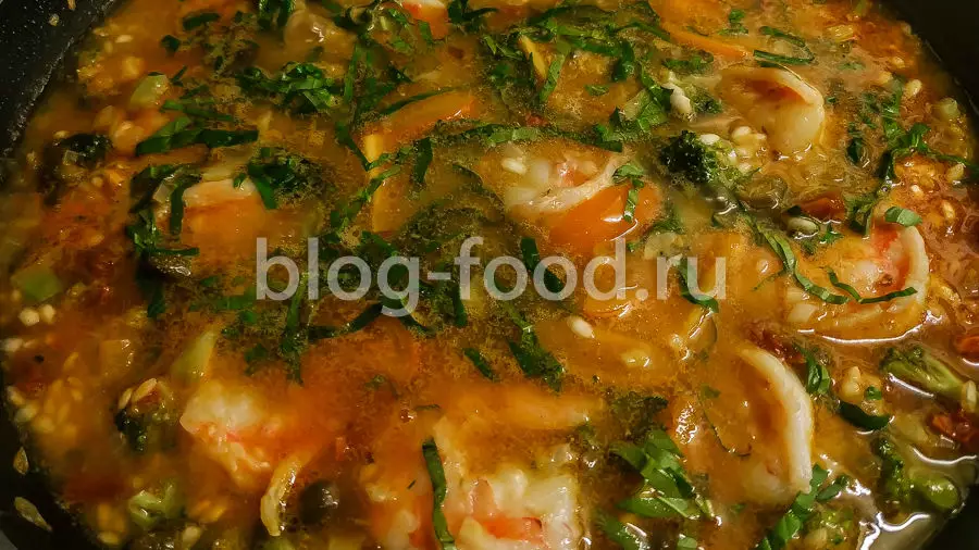 Паэлья с креветками и овощами