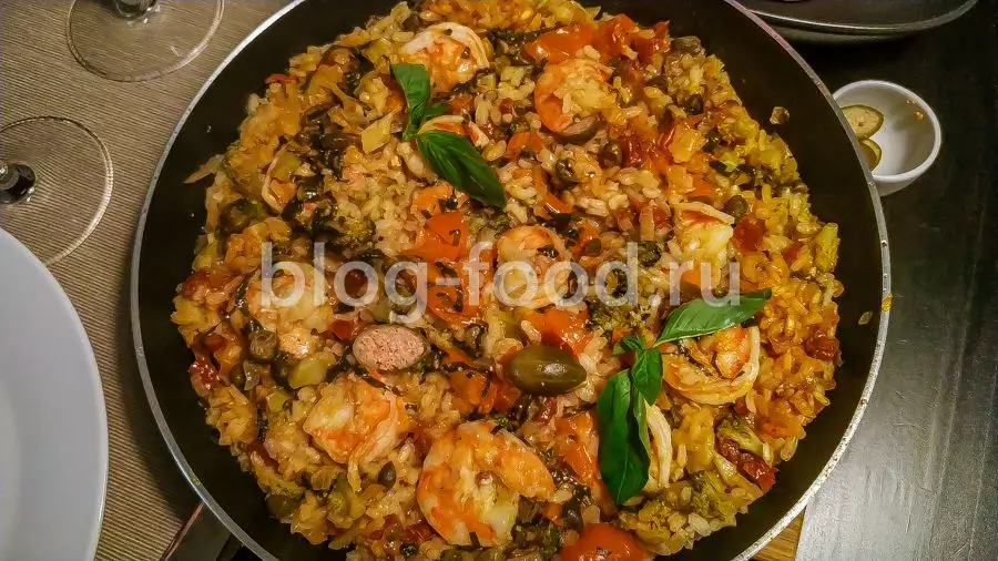 Паэлья с креветками и овощами