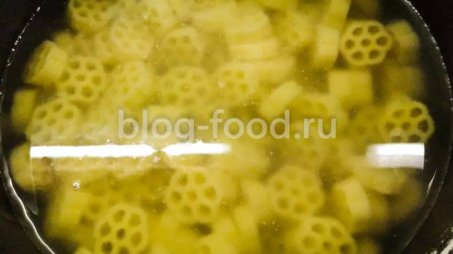 Паста в сливочном соусе с мясным рагу
