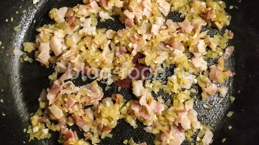 Паста в сливочном соусе с мясным рагу