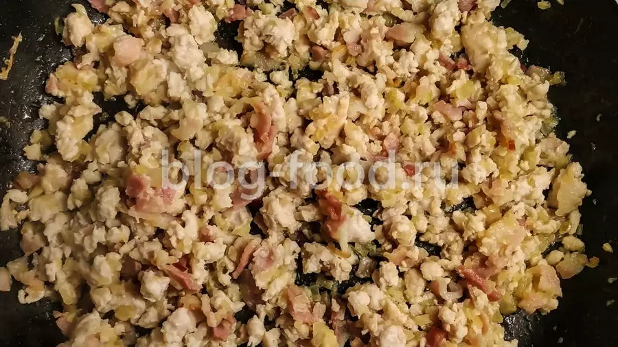 Паста в сливочном соусе с мясным рагу