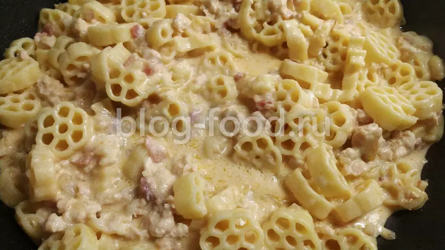 Паста в сливочном соусе с мясным рагу
