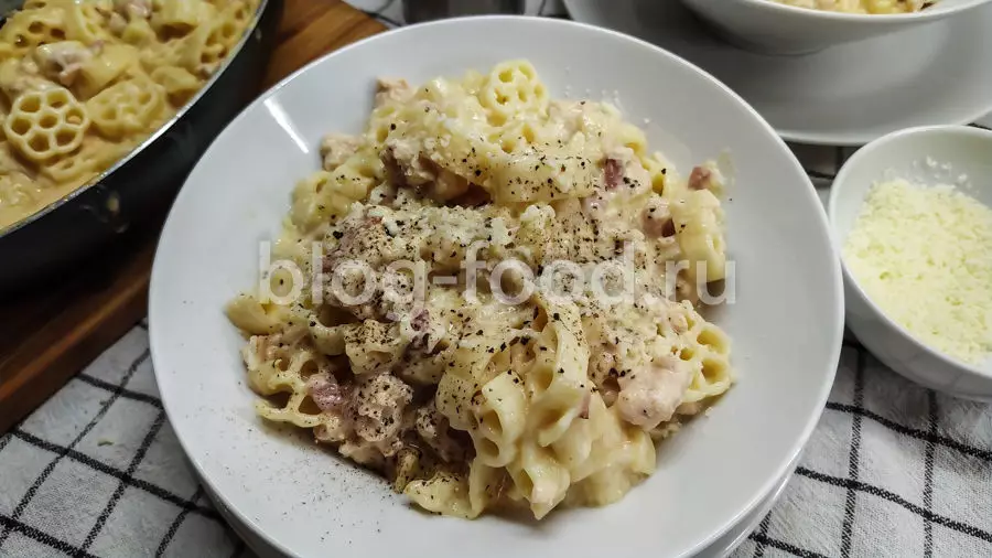 Паста в сливочном соусе с мясным рагу