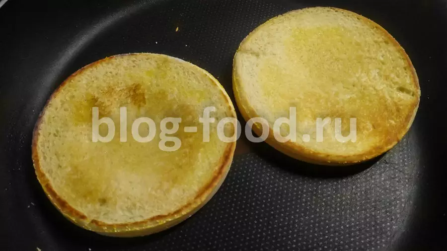 Бургер с хрустящим жареным сыром