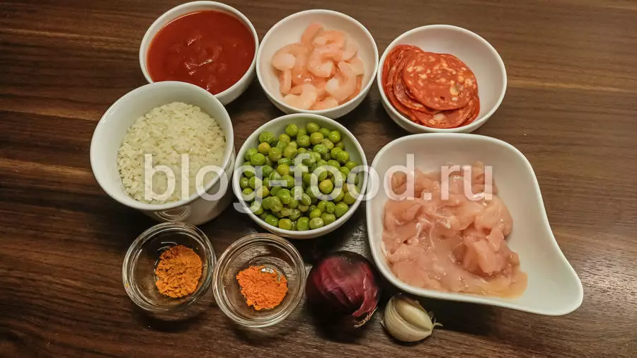 Паэлья с курицей, чоризо и креветками