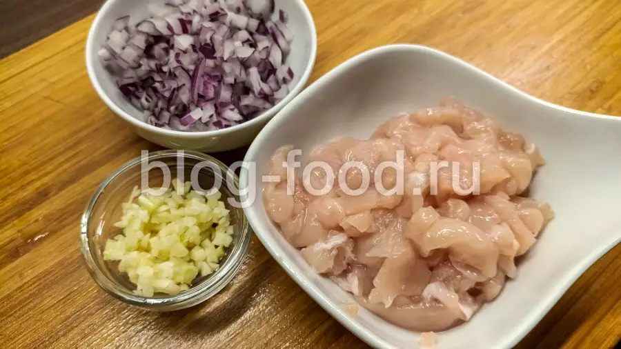 Паэлья с курицей, чоризо и креветками
