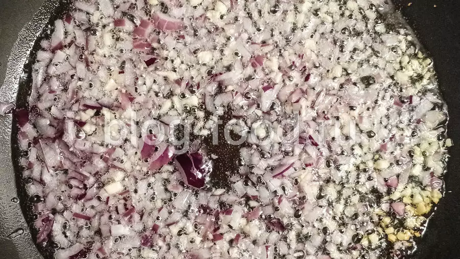 Паэлья с курицей, чоризо и креветками