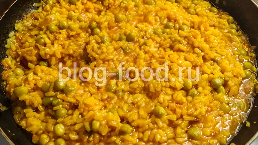 Паэлья с курицей, чоризо и креветками