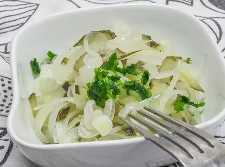 Тёплый салат из лука и солёных огурцов