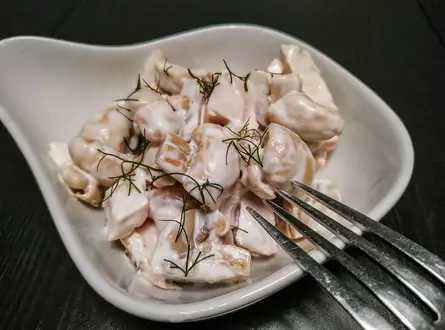 Белый салат из курицы, грибов и фасоли