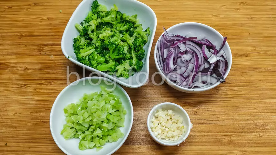 Салат с куриной печёнкой, хурмой и горчичной заправкой