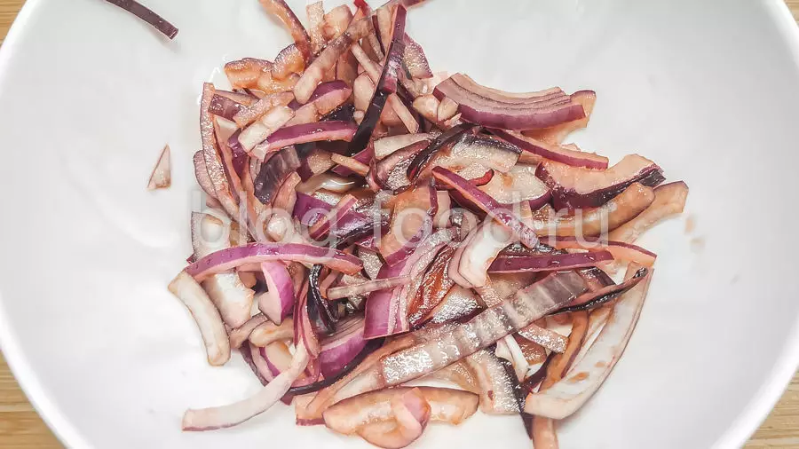 Салат с куриной печёнкой, хурмой и горчичной заправкой