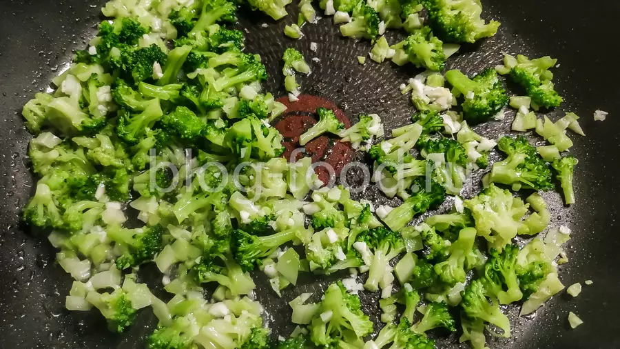 Салат с куриной печёнкой, хурмой и горчичной заправкой