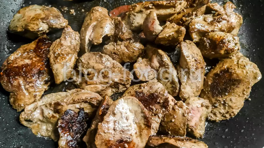 Салат с куриной печёнкой, хурмой и горчичной заправкой