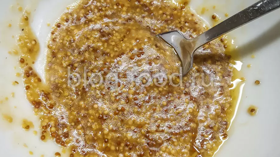 Салат с куриной печёнкой, хурмой и горчичной заправкой
