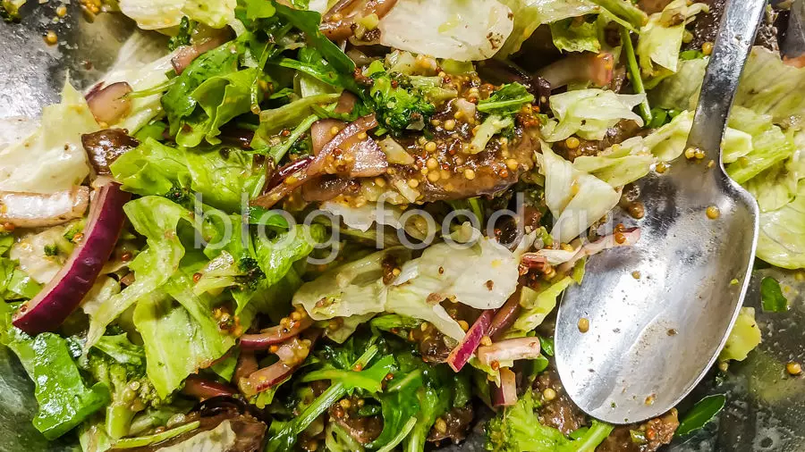 Салат с куриной печёнкой, хурмой и горчичной заправкой