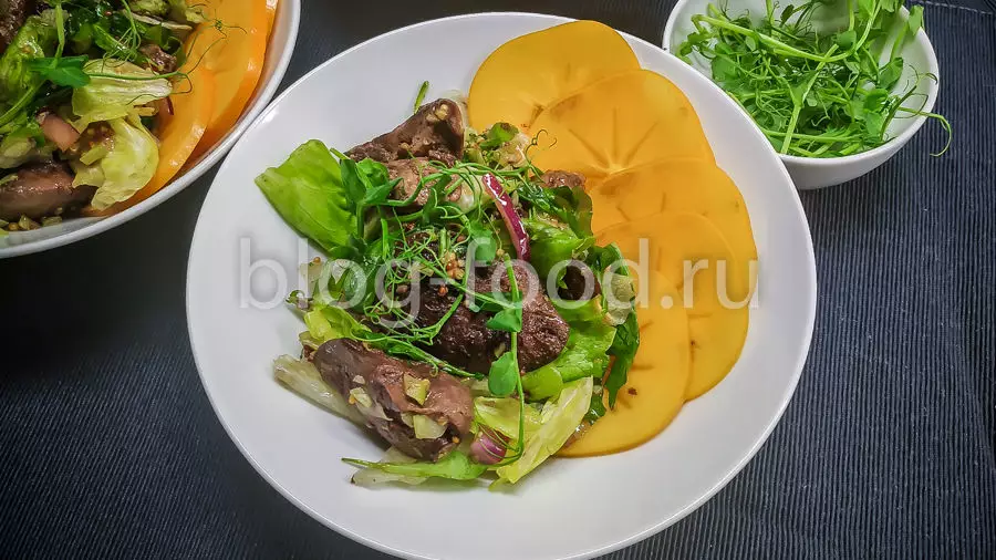 Салат с куриной печёнкой, хурмой и горчичной заправкой