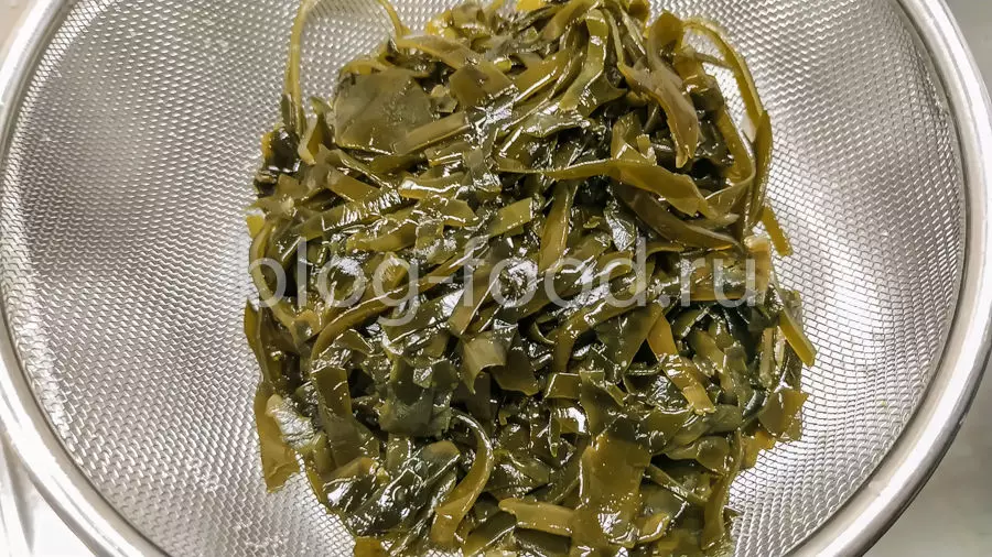 Салат из морской капусты с лососем