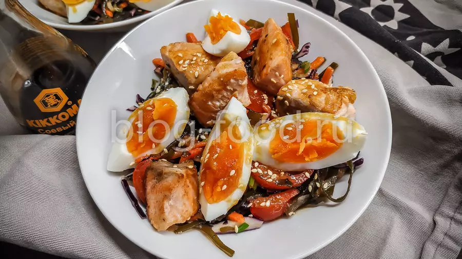 Салат из морской капусты с лососем