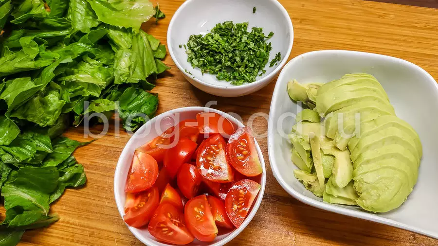 Салат с курицей и авокадо
