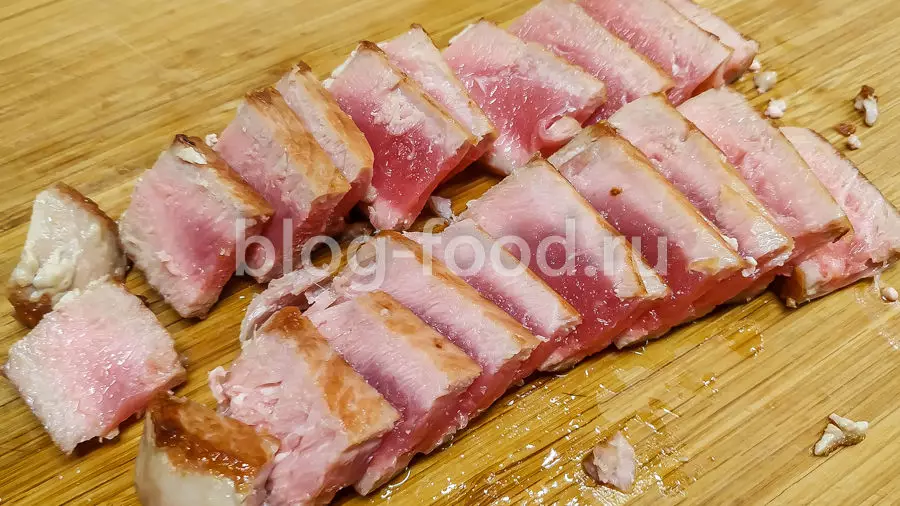 Салат с жареным тунцом