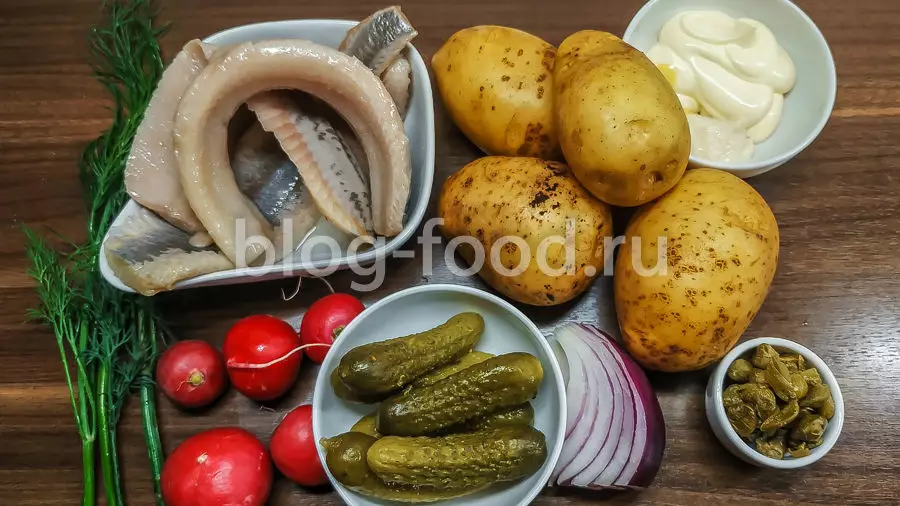Картофельный салат с огурцами и сельдью