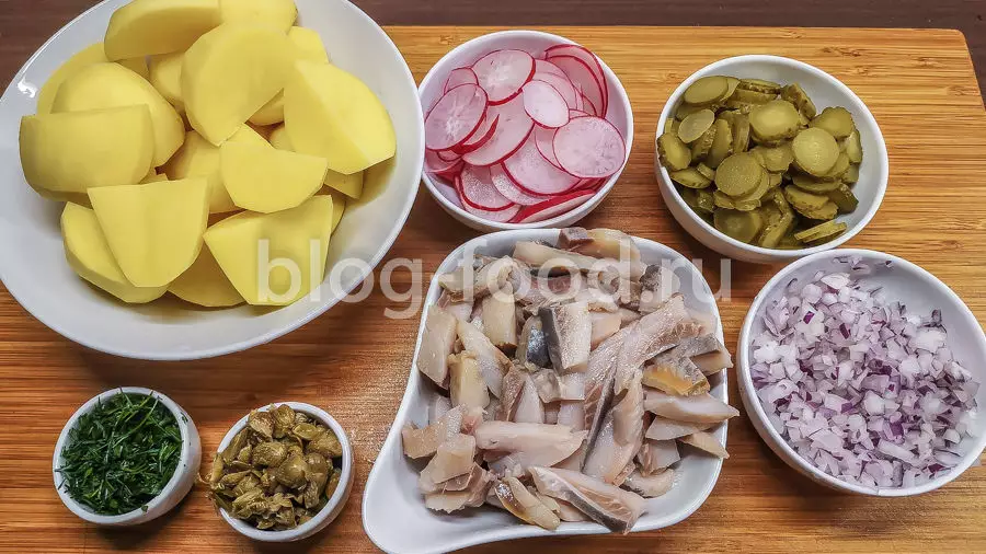 Картофельный салат с огурцами и сельдью