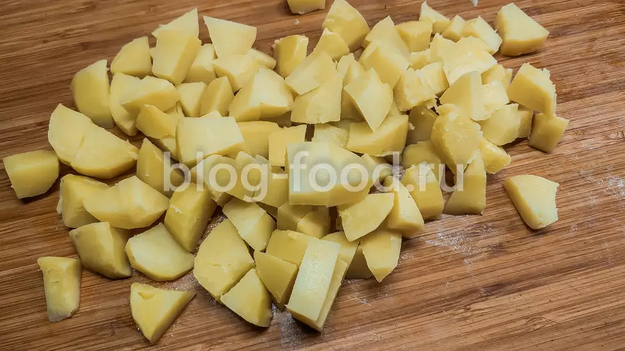 Картофельный салат с огурцами и сельдью