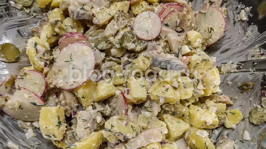 Картофельный салат с огурцами и сельдью