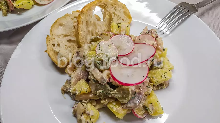 Картофельный салат с огурцами и сельдью