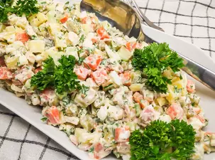 Оливье с курицей и беконом