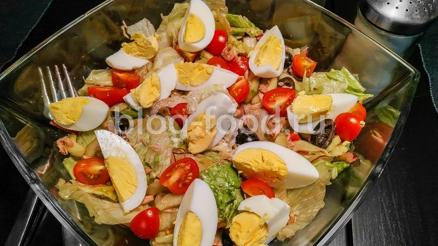 Хрустящий салат с тунцом и огурцом